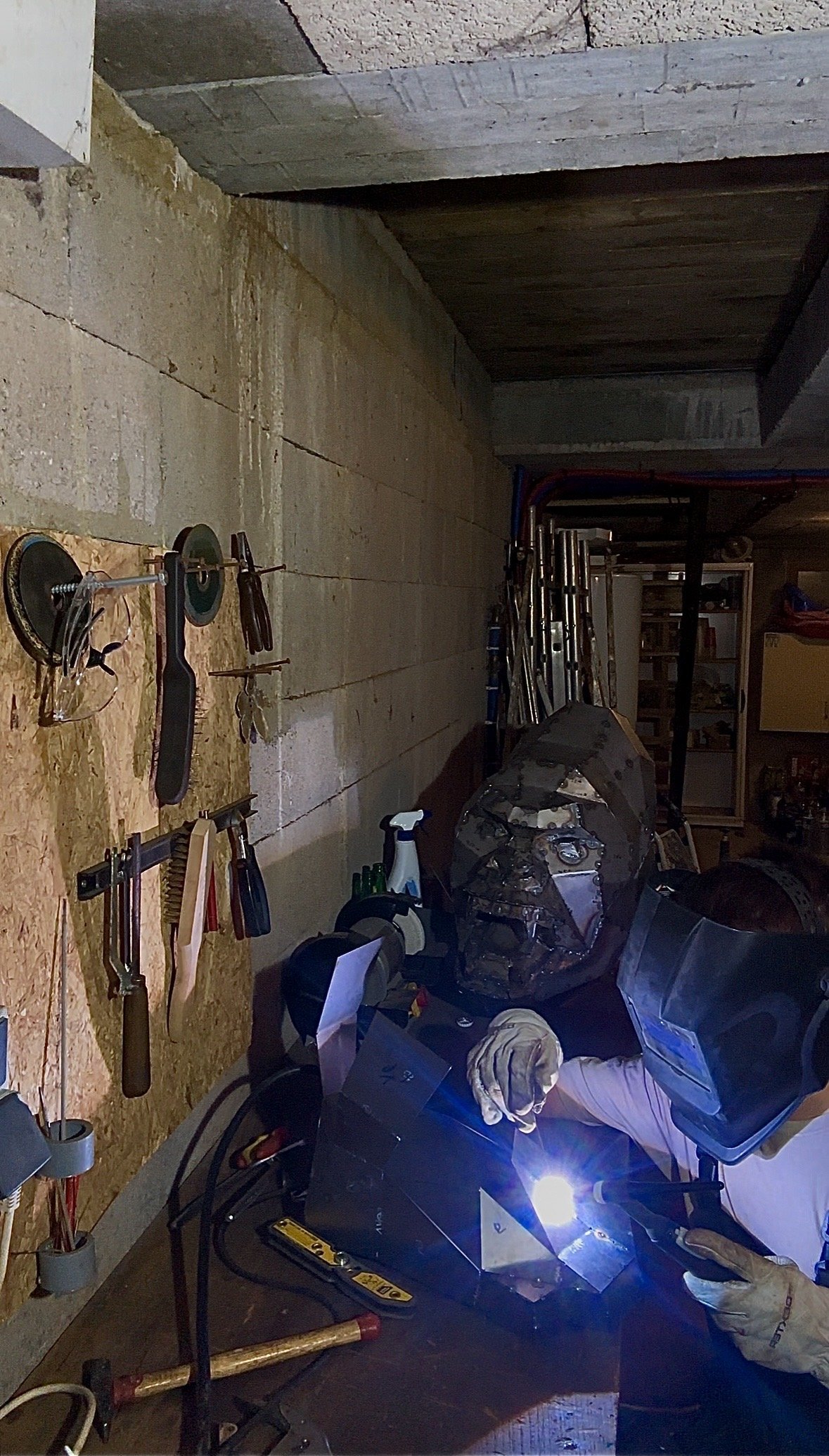 Façonnage à la main d'une création Artweld, en atelier